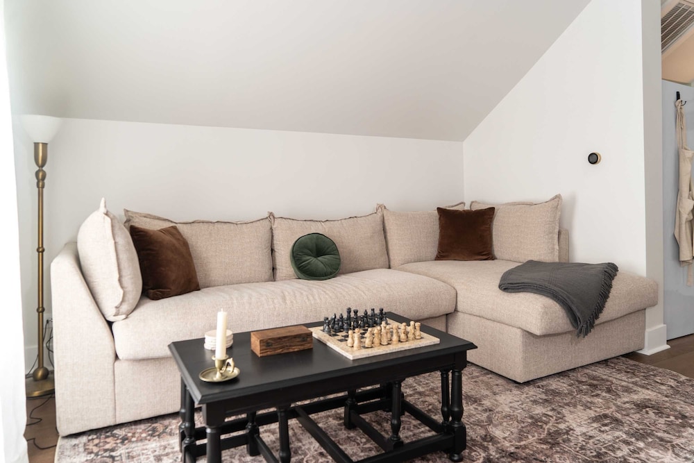Magnolia Manor - Remodeled Home Near Downtown