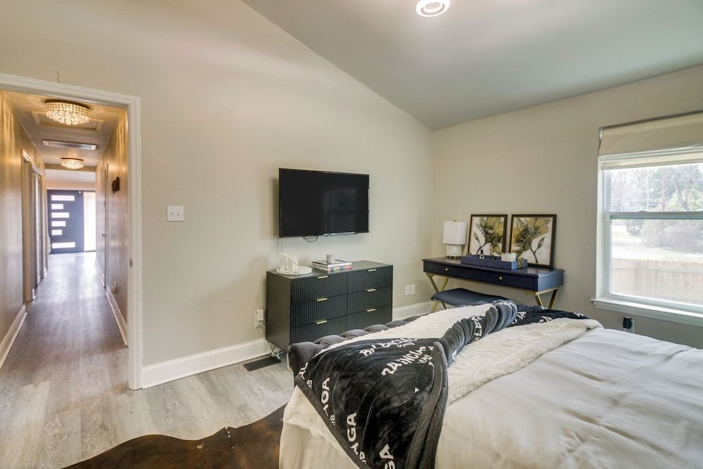 Charlotte Gem w/ Deck & Community Amenities