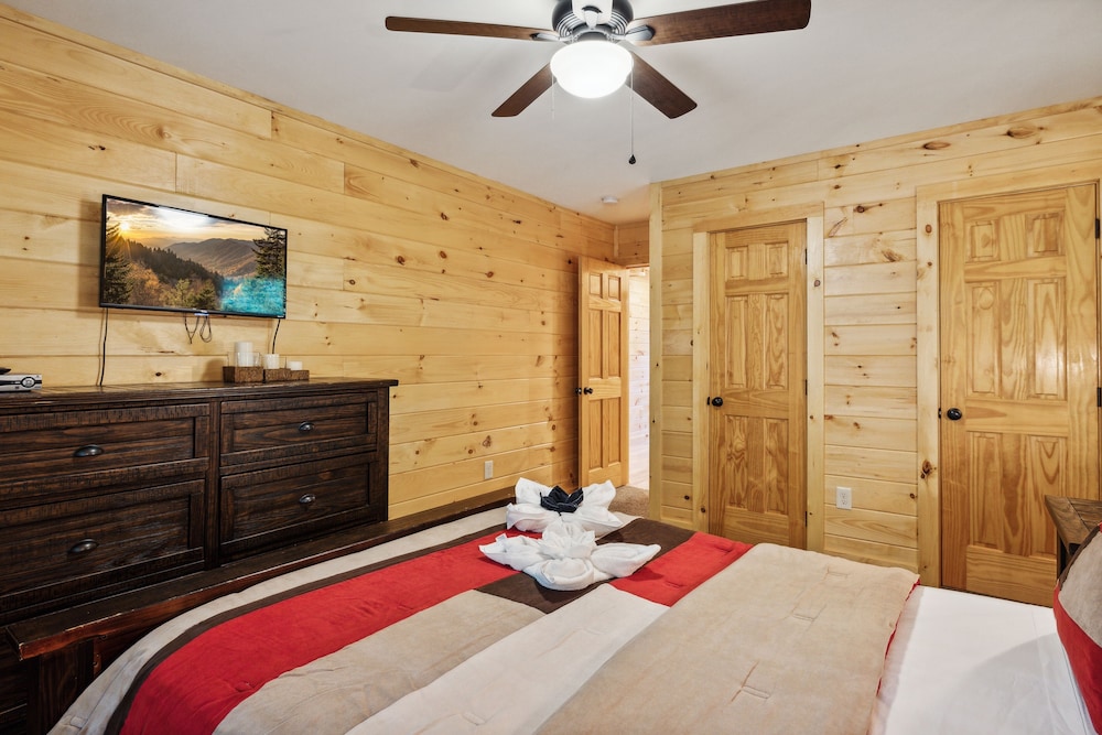 Creekside Manor 3 Bedroom Cabin by RedAwning view 2