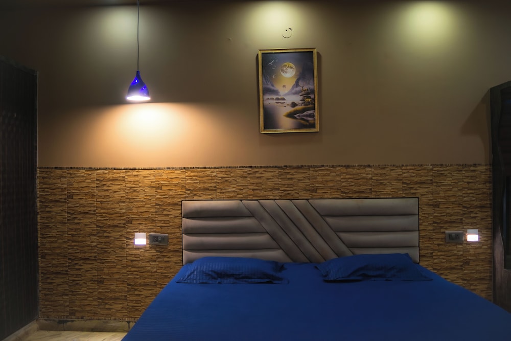 Let'stay- Sector 63A Noida