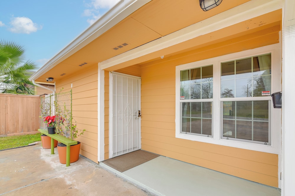 4 Mi to NRG Stadium: Quiet Home w/ Fenced Yard!