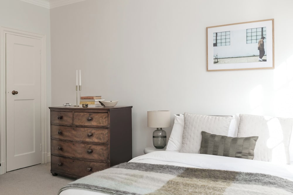 Beautifully Presented Centrally Located Studio apt