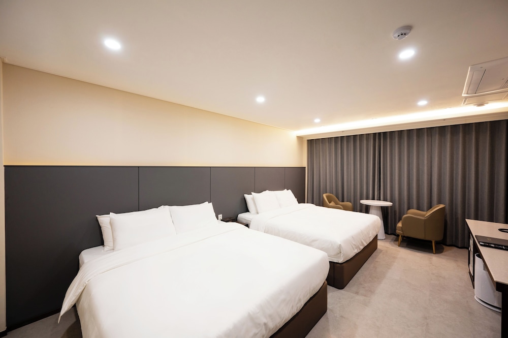 VAVANT TOURIST HOTEL