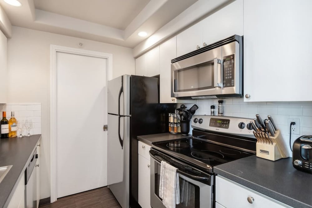 Beautiful 2 Bdrm 2bath Condo Downtown With Views of the Ocean
