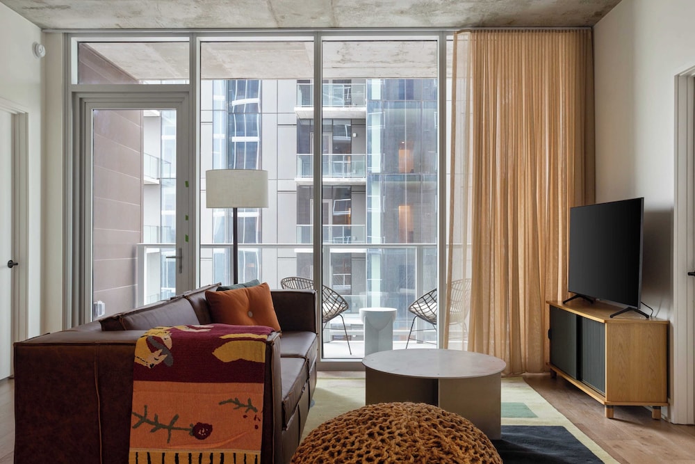 Sleeps 16 Brand New Austin High Rise w/ Rooftop Pool, Gym, Yoga Studio & More!