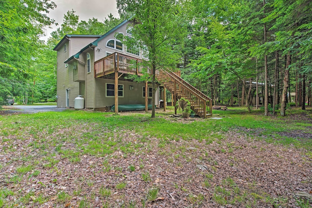 Lakeside Camelot Chalet: 3 Mi to Jack Frost Skiing view 5