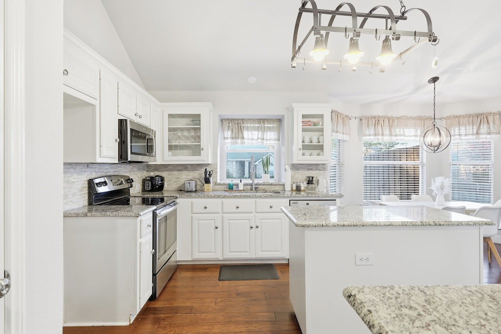 Lux Cozy 5B2B Home for Families