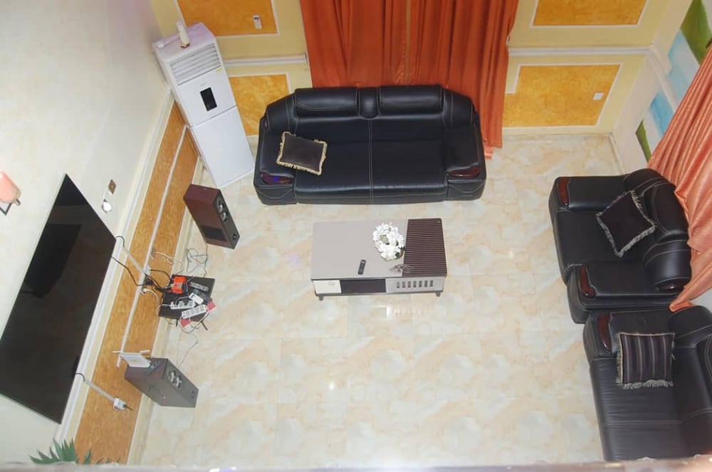 6 Bedroom Serviced Apartments In House in Benin