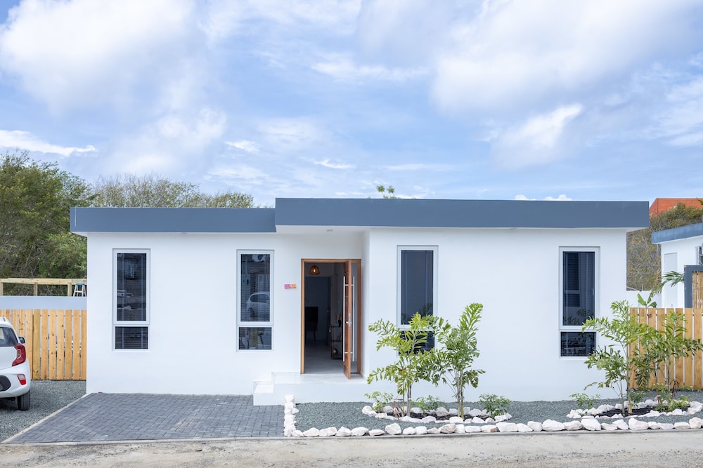 Modern Garden Villa Near Jan Thiel Mambo