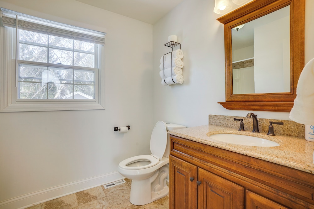 1/2 Mi to Lake Geneva: Home w/ Game Room