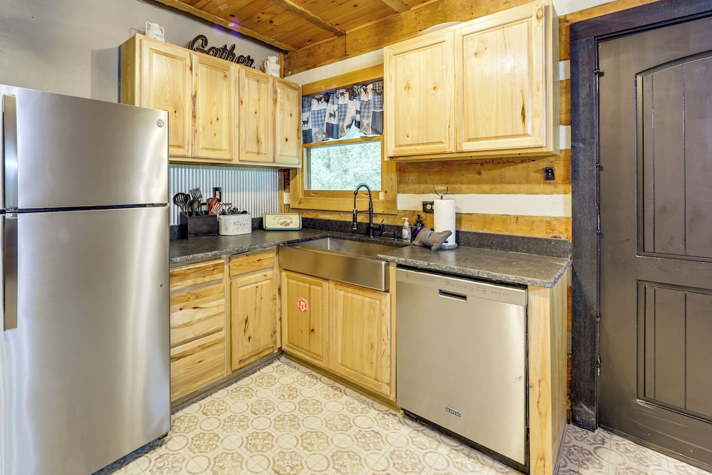 Mins to Dollywood: Boujee Bear Cabin w/ Hot Tub!