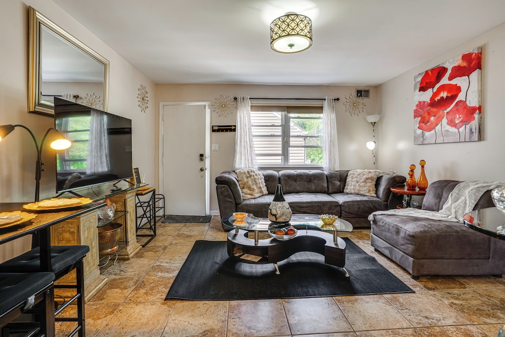 8 Mi to Long Beach: Cozy Apt w/ Fenced Yard!