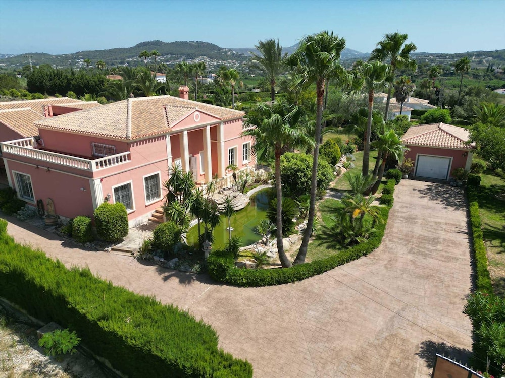 Mozamb in J vea With 4 Bedrooms and 3 Bathrooms
