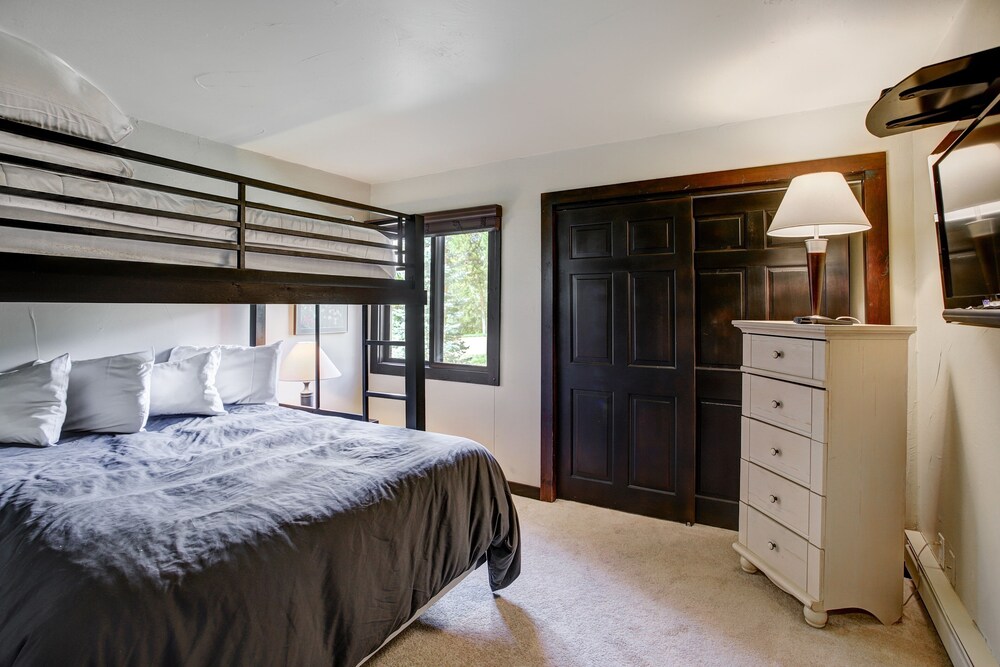 Updated 3br Condo On Shuttle Route! Sleeps 8! 3 Bedroom Condo by Redawning view 2