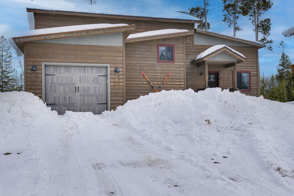 Hike + Ski: Grand Lake Cabin w/ Mtn-view Deck view 3