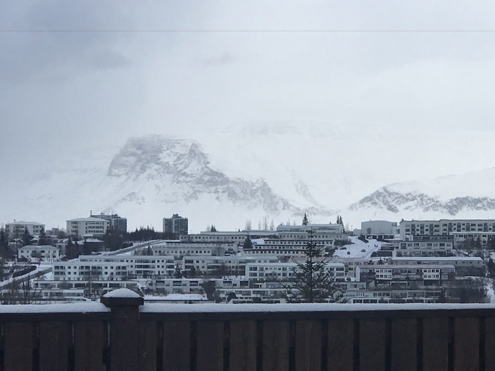 ICELAND SJF Villa , Hot tub & Outdoor Sauna Amazing Mountains View - 15 min to downtown