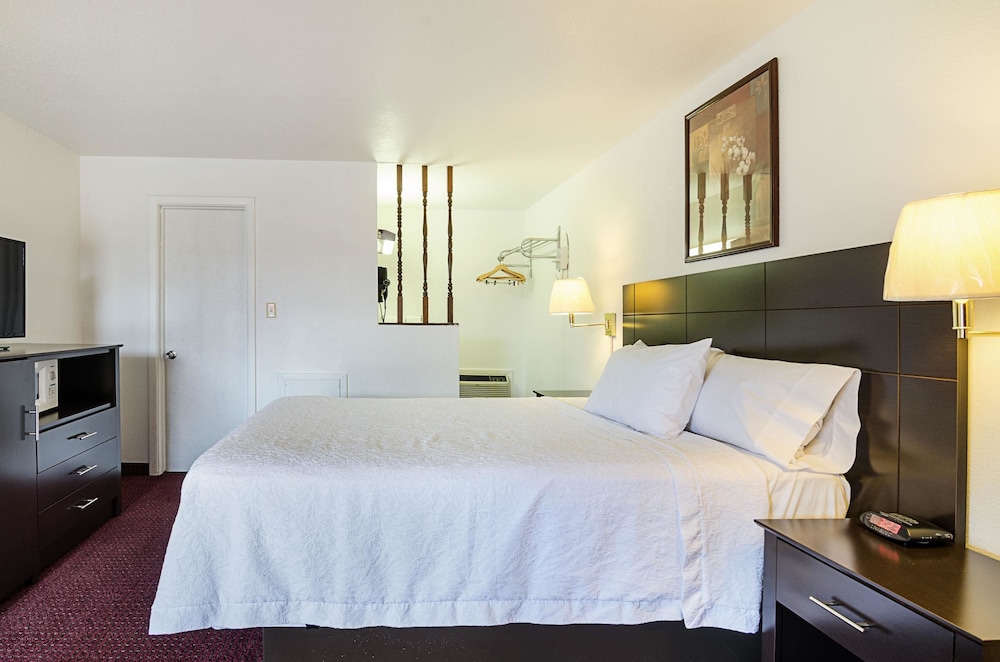 Liberal Vacations - Rodeway Inn - Property Image 1