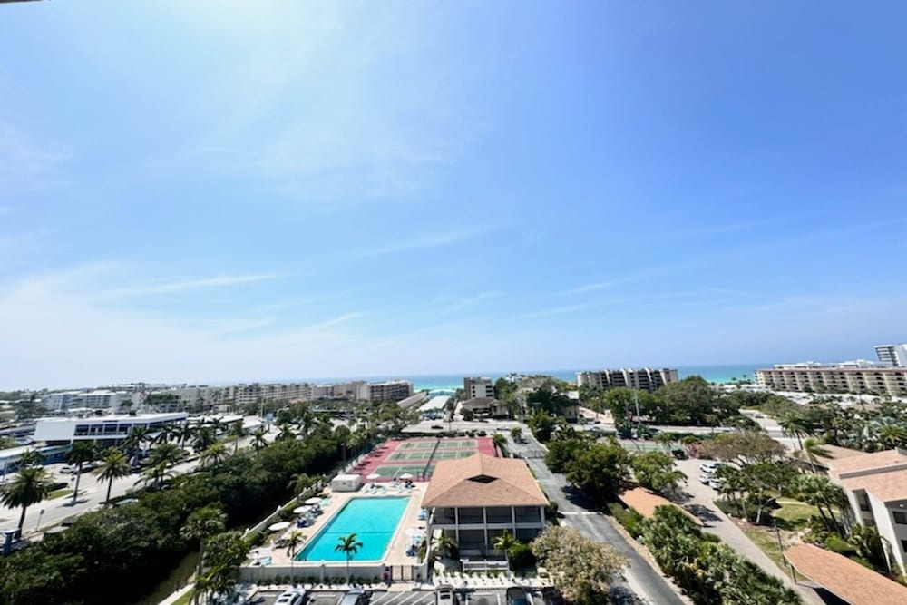 Anchorage Resort 9th Floor 2-Bedroom Condo with Balcony- Gulf View! Pool/Beach 2 Condo