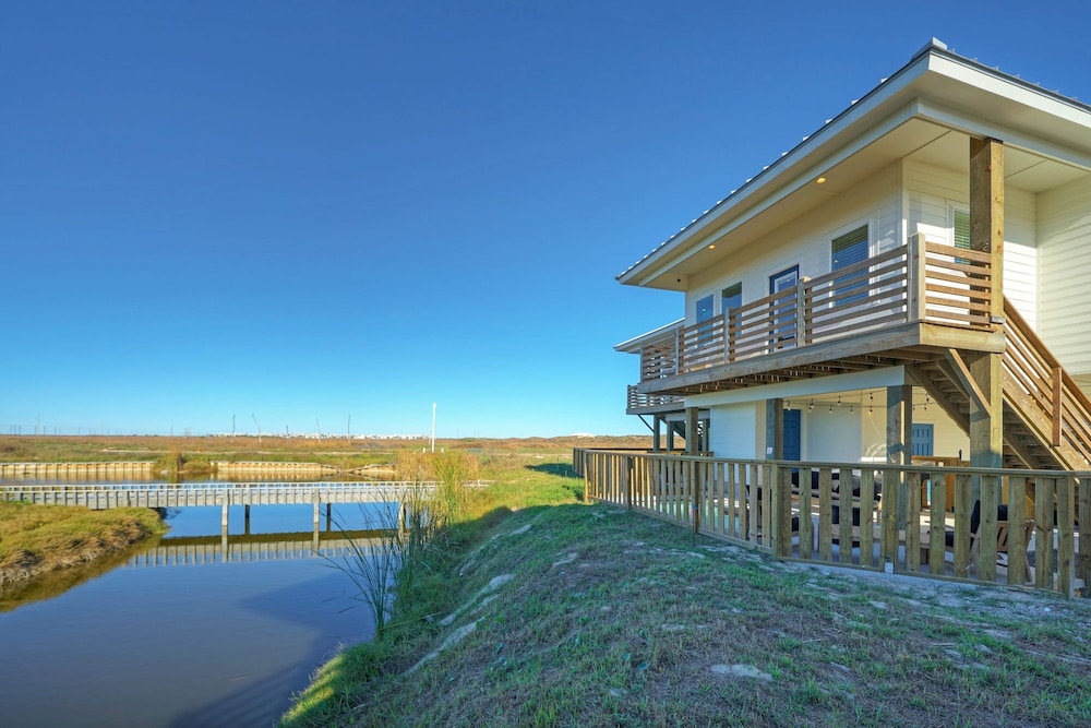 Cart-friendly Boardwalk to the Beach Private Pool Firepit Pond Views Bayview