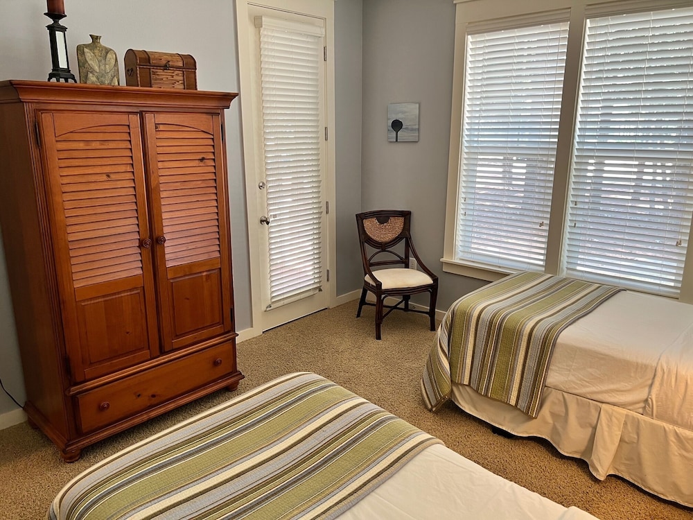 1380 Laurel Grove 3 Bedroom Home by RedAwning view 4