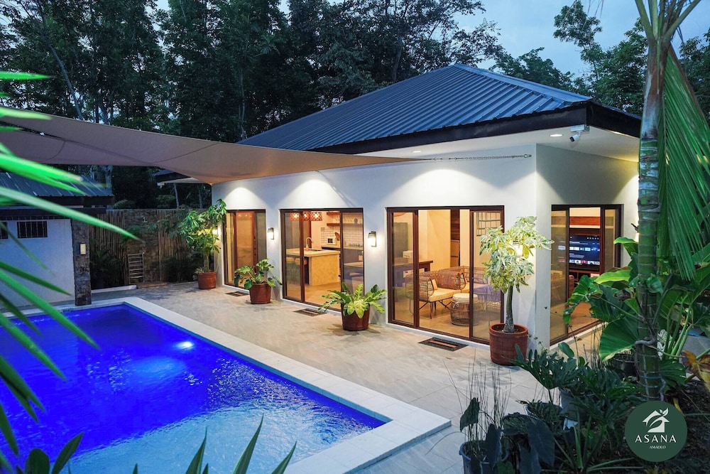 Modern Tropical 2BR Villa & Pool Retreat in Amadeo