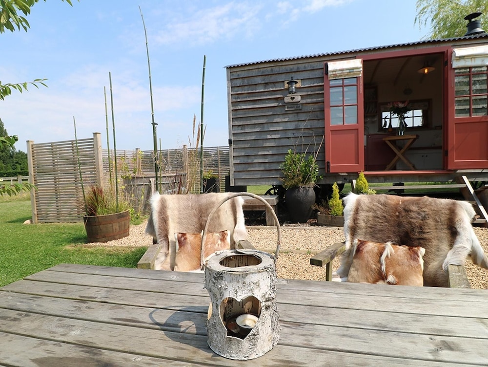 Shepherds Hut-wellnessspa-woodburner- Hottub-wifi