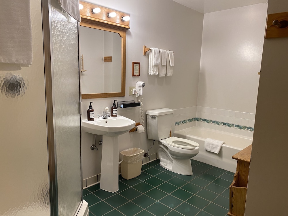 Gunflint Lodge & Outfitters