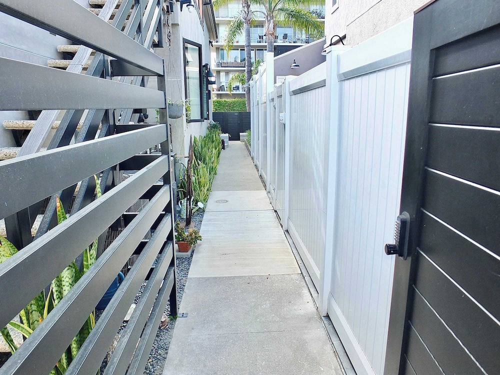 Naples Luxury Retreat - 2 BDR Stay for 4 With Rooftop Patio Near Shops