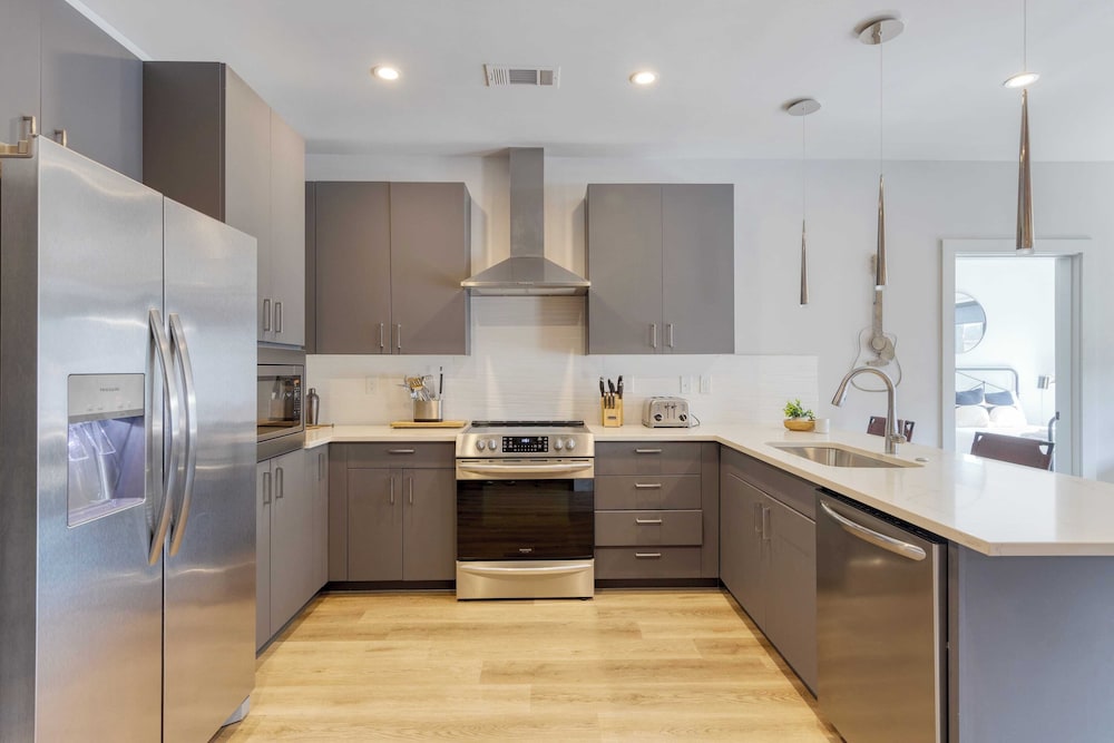 Sleeps 18 3 Modern Midtown Apartments w/ Gym + Pool Walkable to Shops & Eats