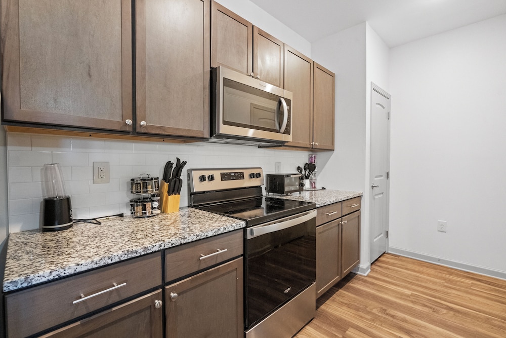 Upscale King 2BR Suite Mins to Charlotte