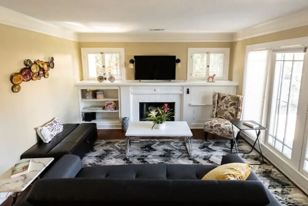 Updated 2BR House in Glendale With Private Fenced Yard Parking p2