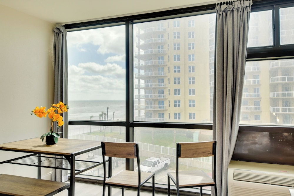 Oceanfront Daytona Beach Studio w/ Pool Access