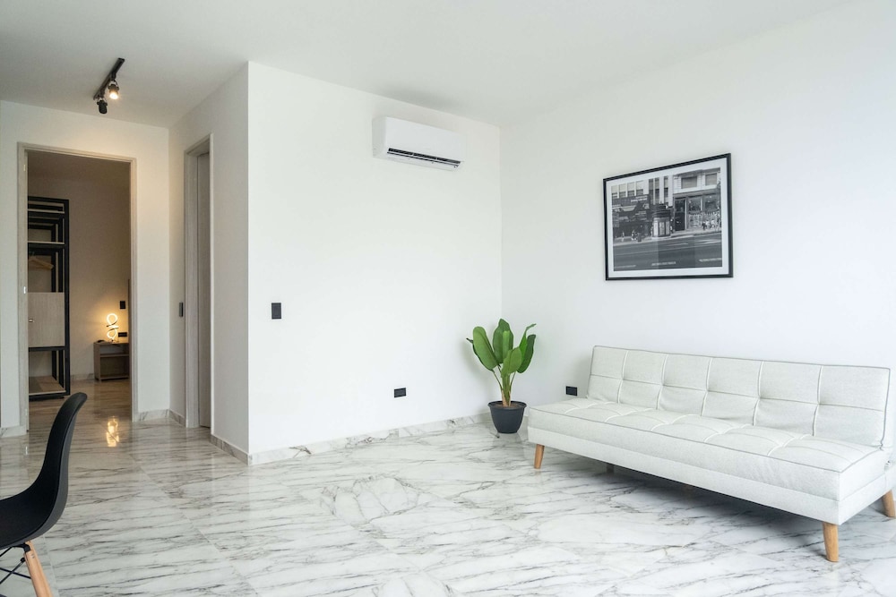 w Modern 3BR w AC Steps From Ciudad Amurallada