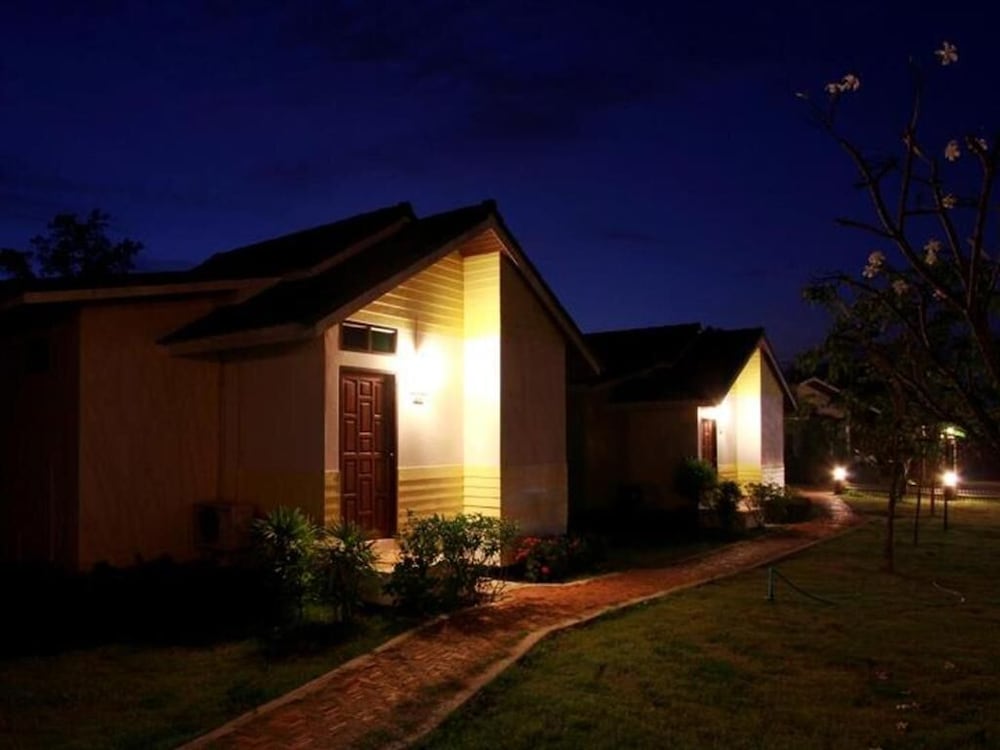 Baan Rim Klong Resort