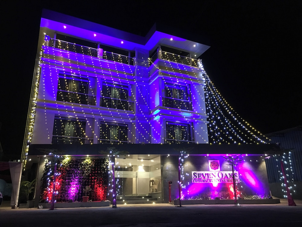 Hotel Seven Oaks