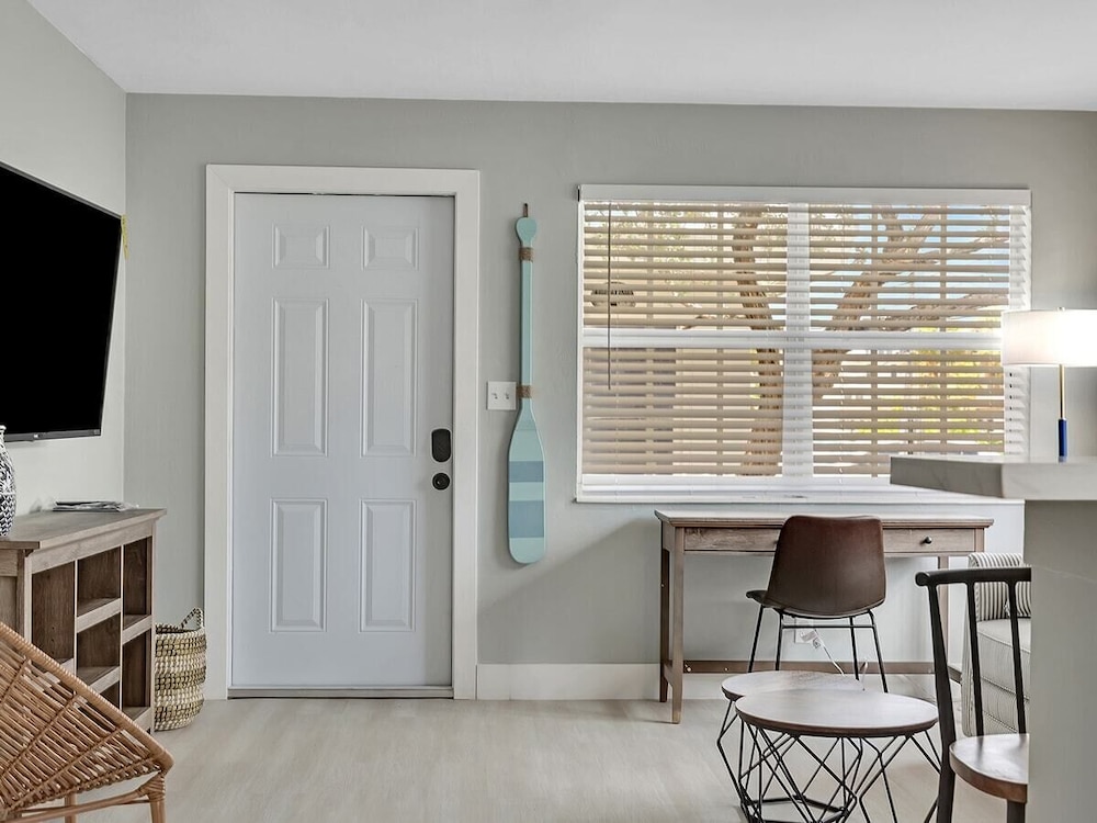Cozy 1BR Seaside, Steps to Hollywood Beach & More