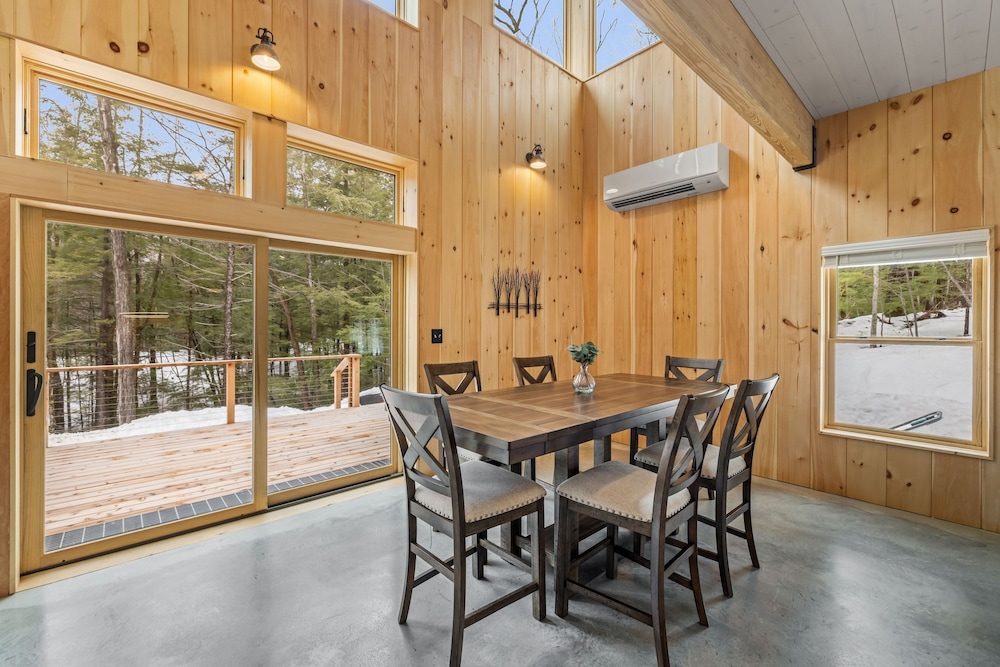 Ski Cabin w Hot Tub Gas Fireplace Near Cranmore