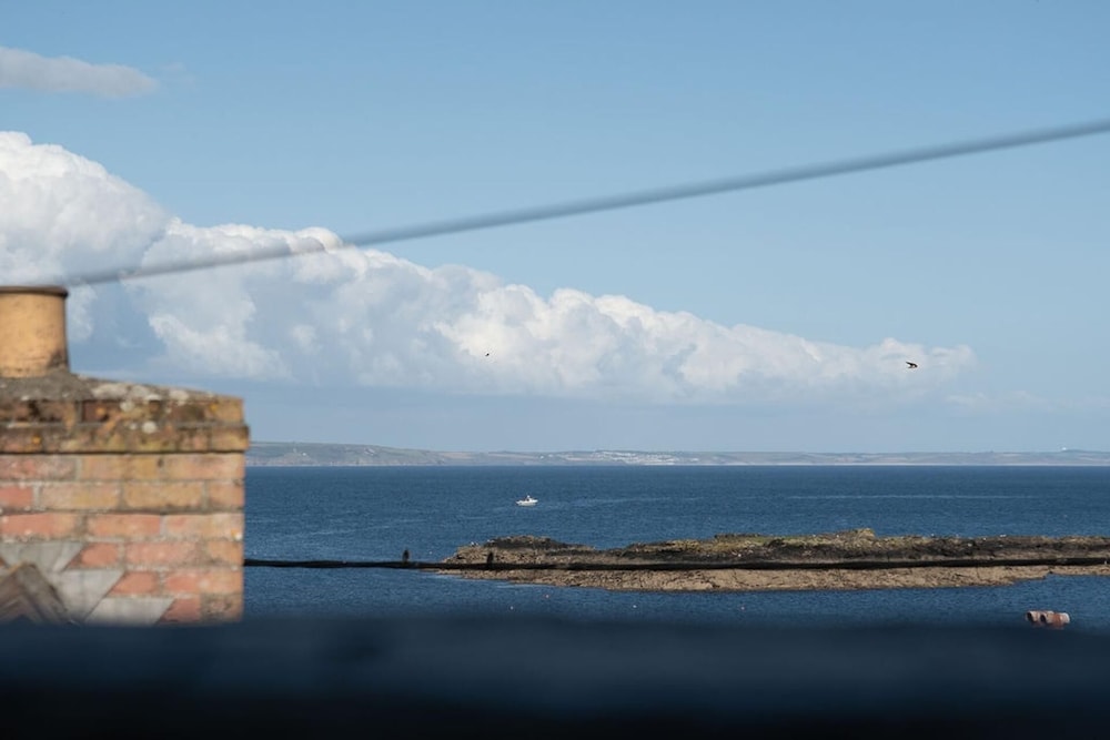 Seaview-2br-sleeps5-cottage-fastwifi-woodburner