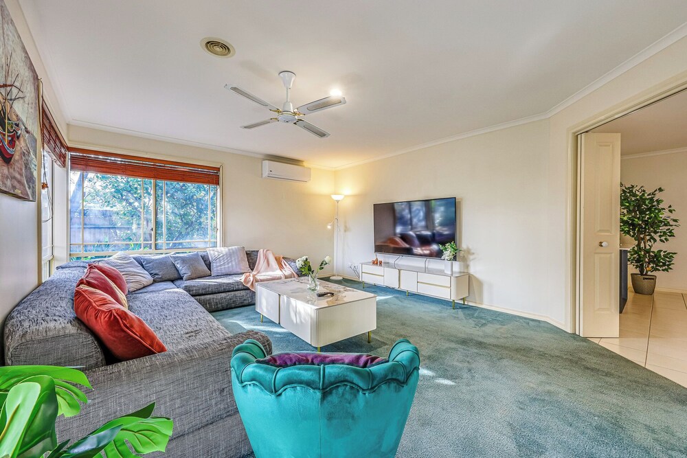StayAU Family Retreat w/Pool Table in Cranbourne