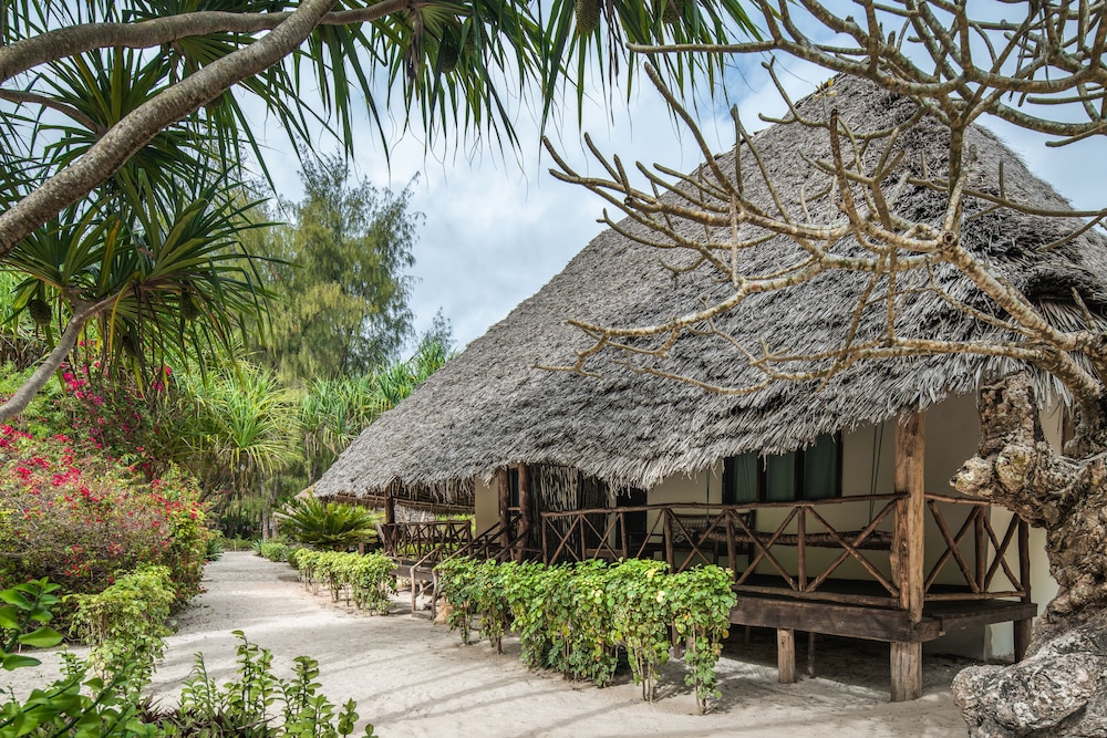 Hakuna Majiwe Beach Lodge