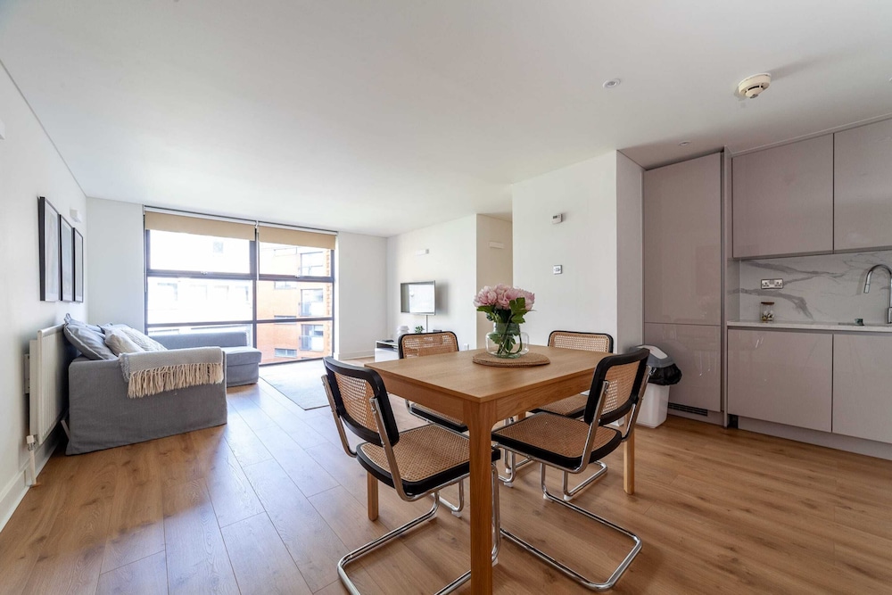 A Stylish Newly Refurbished Flat With City Access