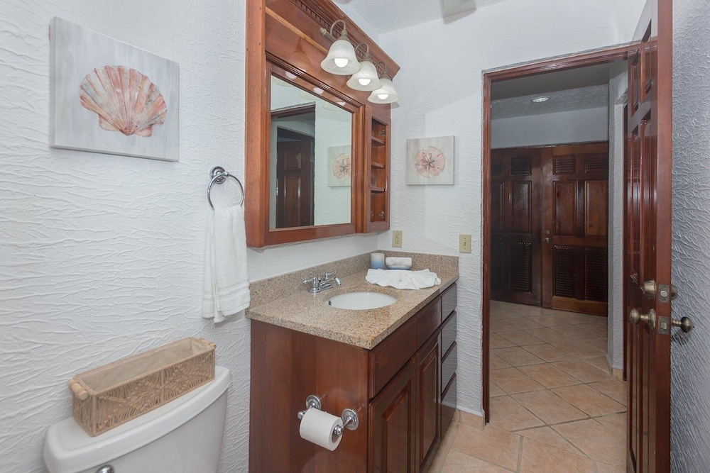 Pineapple Villa 531 2 Bedroom Condo by RedAwning view 5