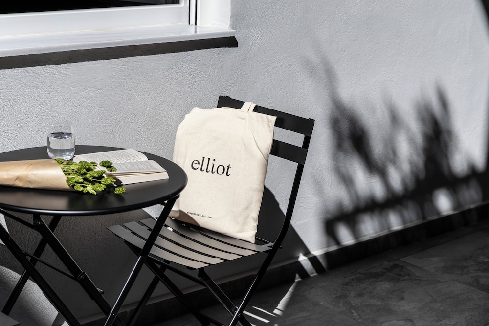 Elliot Petralona, Athens