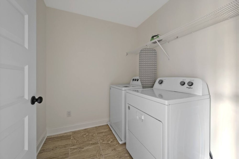 1 King 2 Queens Garage Yard Washer Dryer