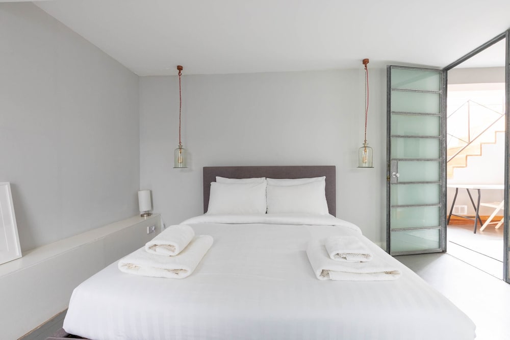 Stylish 2 Bedroom Converted Victorian Storefront