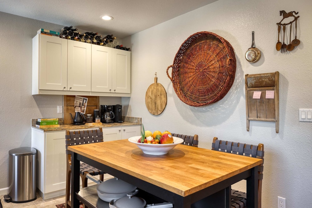 Stylish Central Napa Home With Serene Private Yard