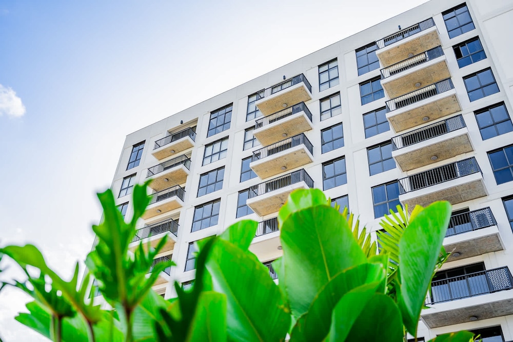 w Trendy 2BR w Balcony in the Heart of Centriqo