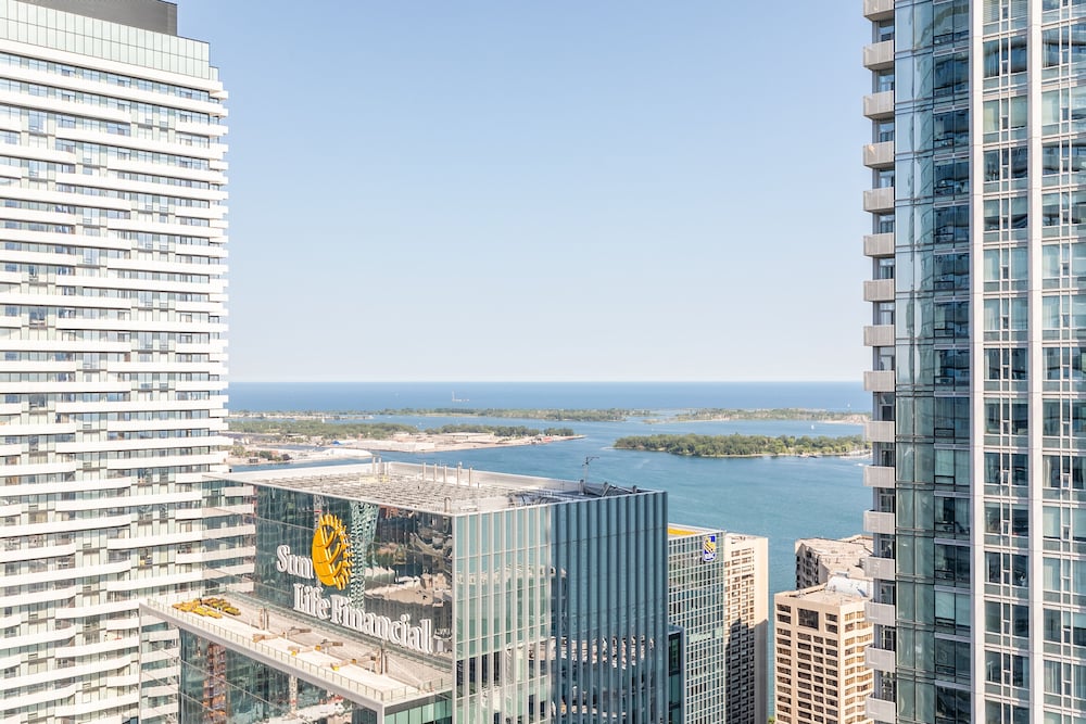 High-Rise Junior 2Br Condo downtown