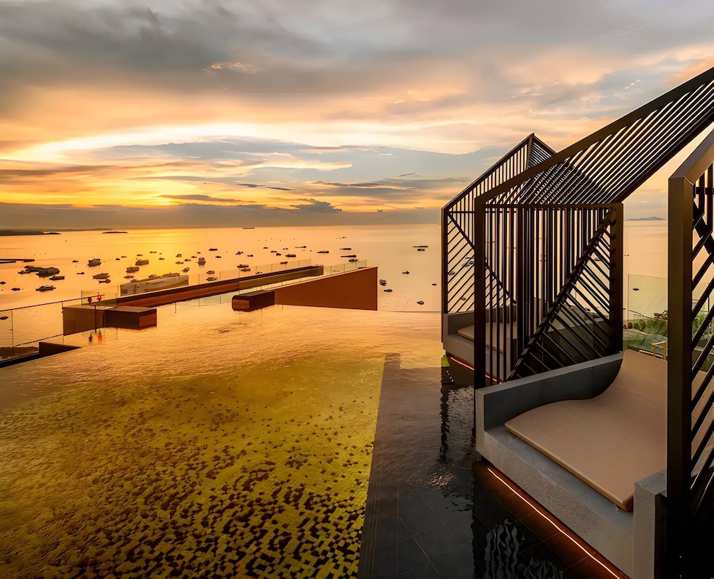 Elegant Room With Roof Top Pool - Best In Pattaya
