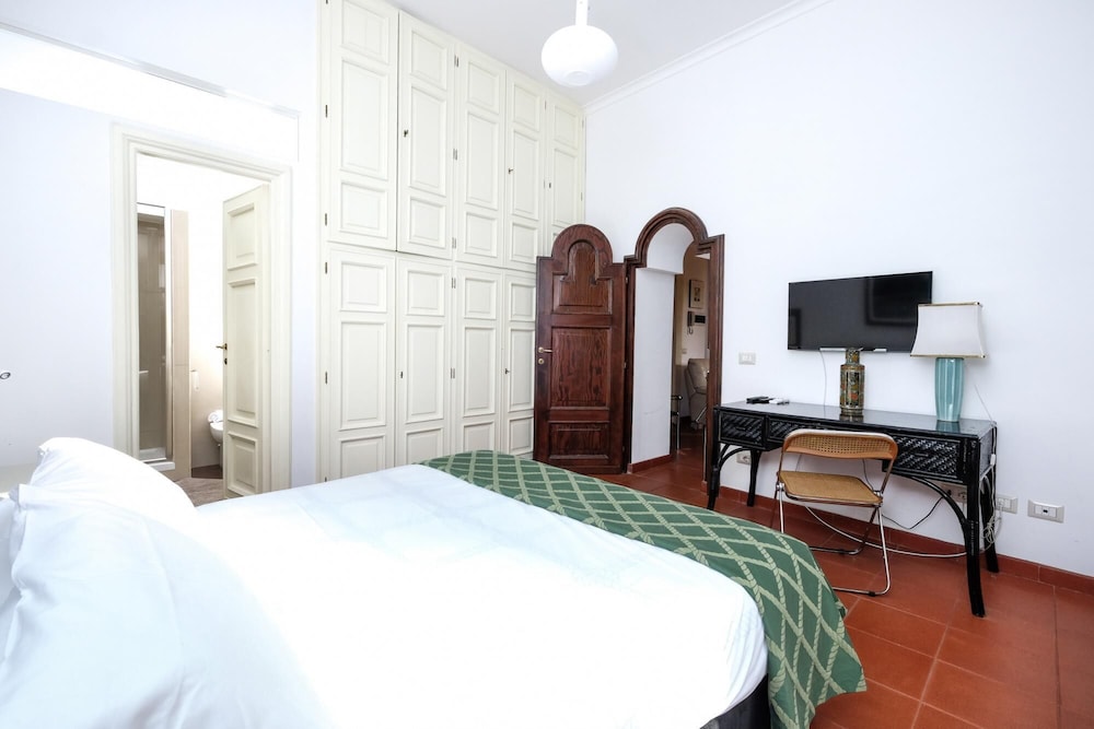 Trastevere Charming Retreat on Cobblestone Street